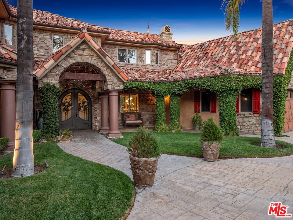 Exterior, Facade, Mediterranean