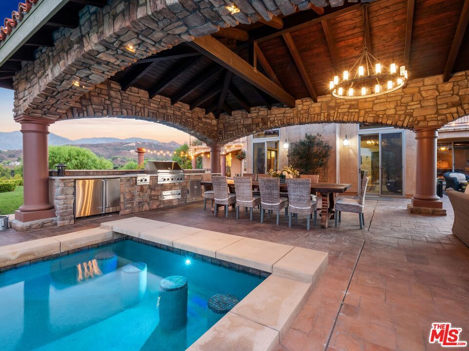 Exterior, Outdoor Kitchen, Pool