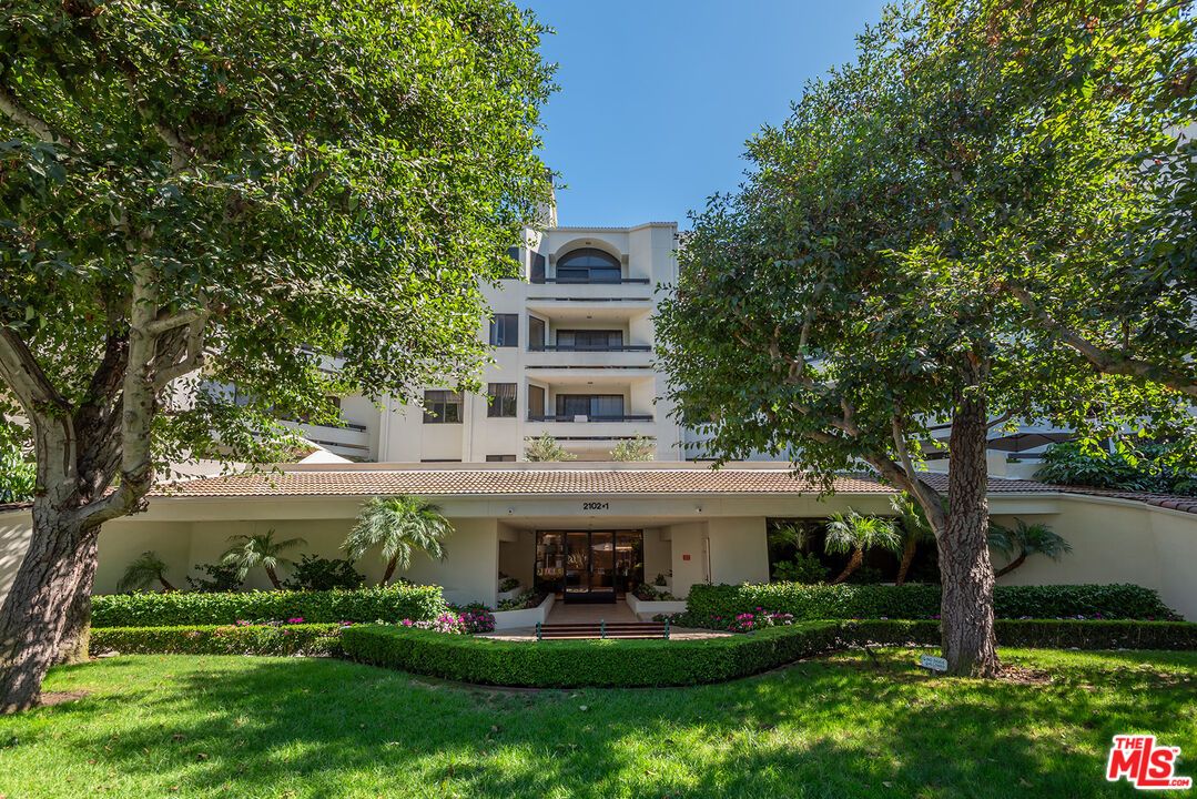 Backyard, Exterior, Facade, Mediterranean