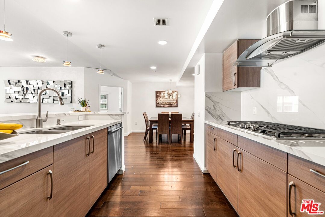 Chandelier, Dining room, Interior, Kitchen, Marble Walls, Pendant Lights, Recessed Lighting, Stainless Steel Appliances, Wood Texture Flooring
