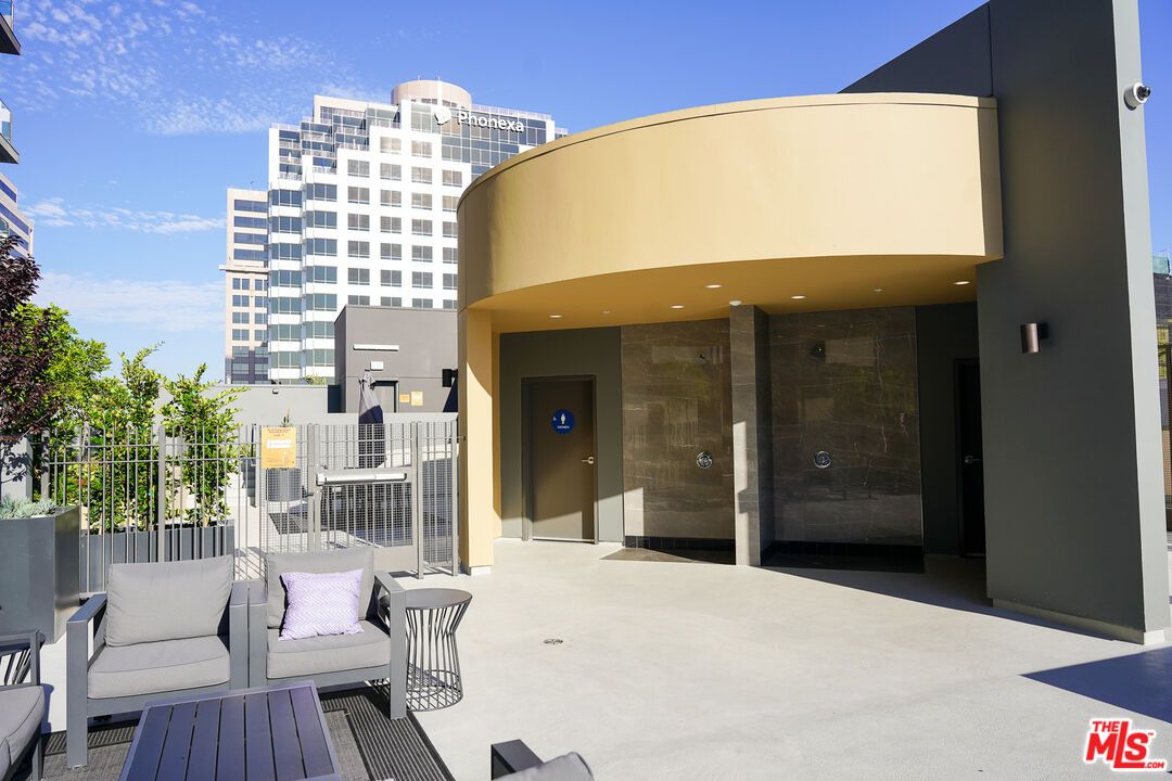 Exterior, Facade, Highrise