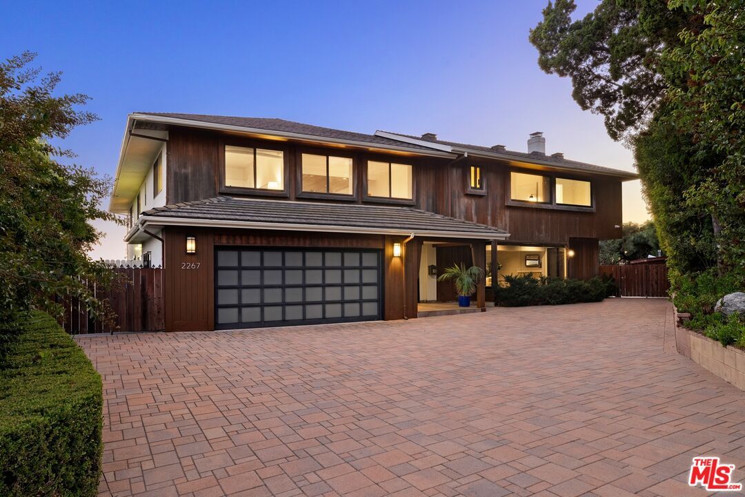 Attached, Exterior, Facade, Modern