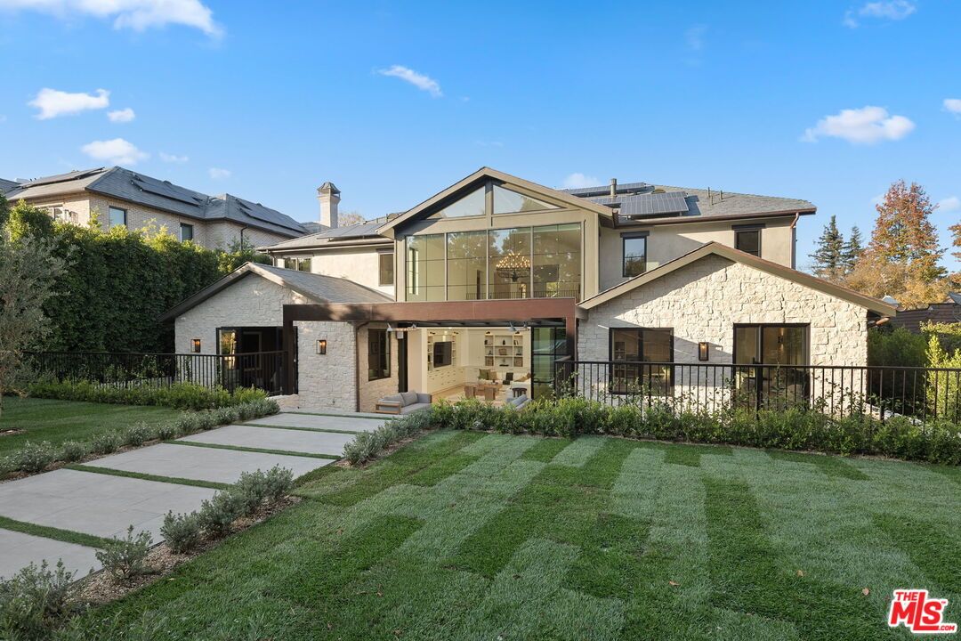 Backyard, Exterior, Facade, Solar Panels, Modern