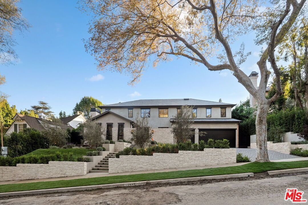 Attached, Exterior, Facade, Split Level