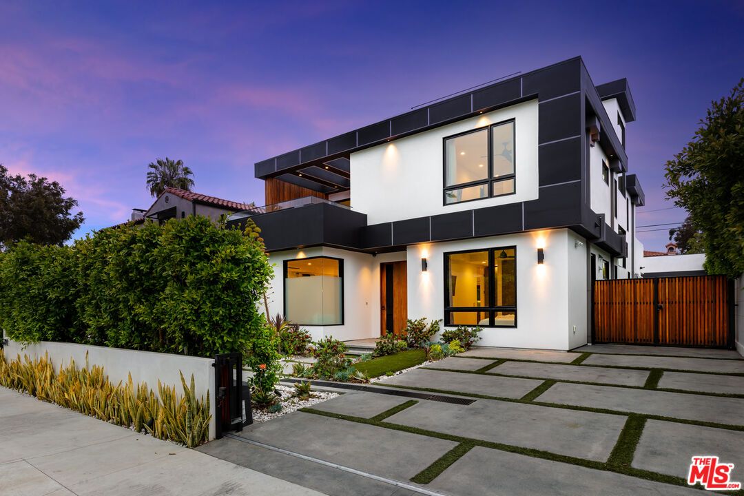 Exterior, Facade, Modern