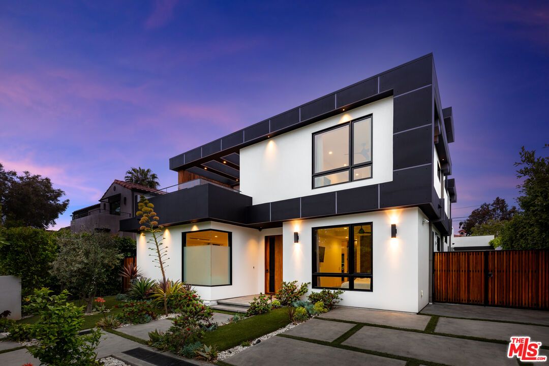 Exterior, Facade, Modern