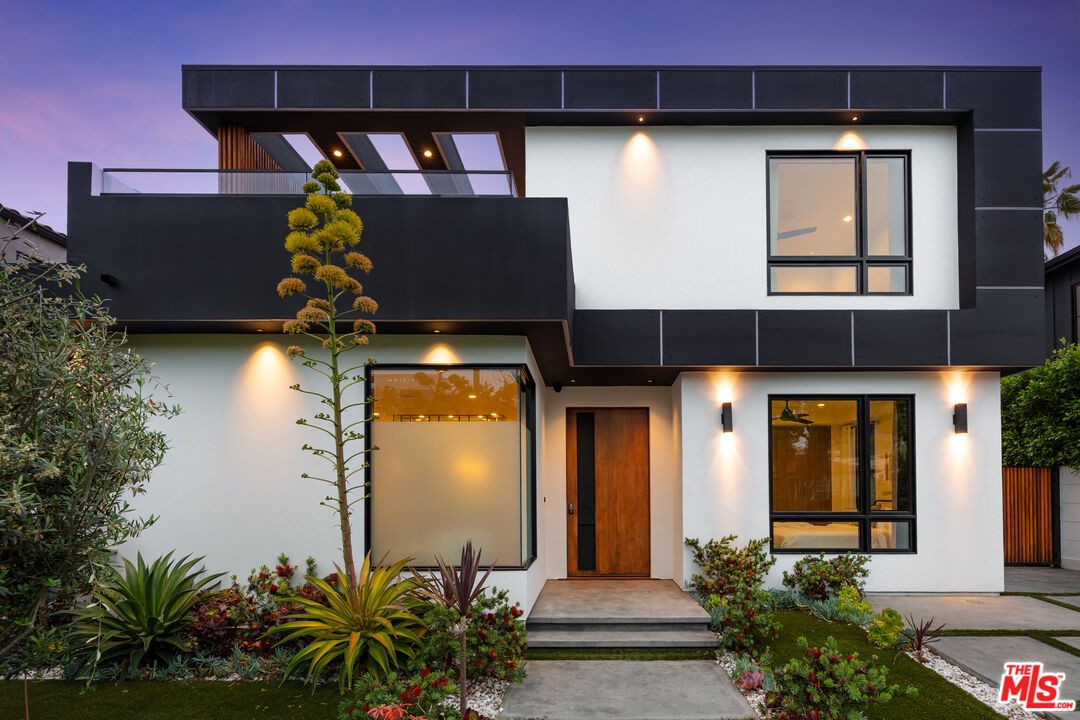 Exterior, Facade, Modern