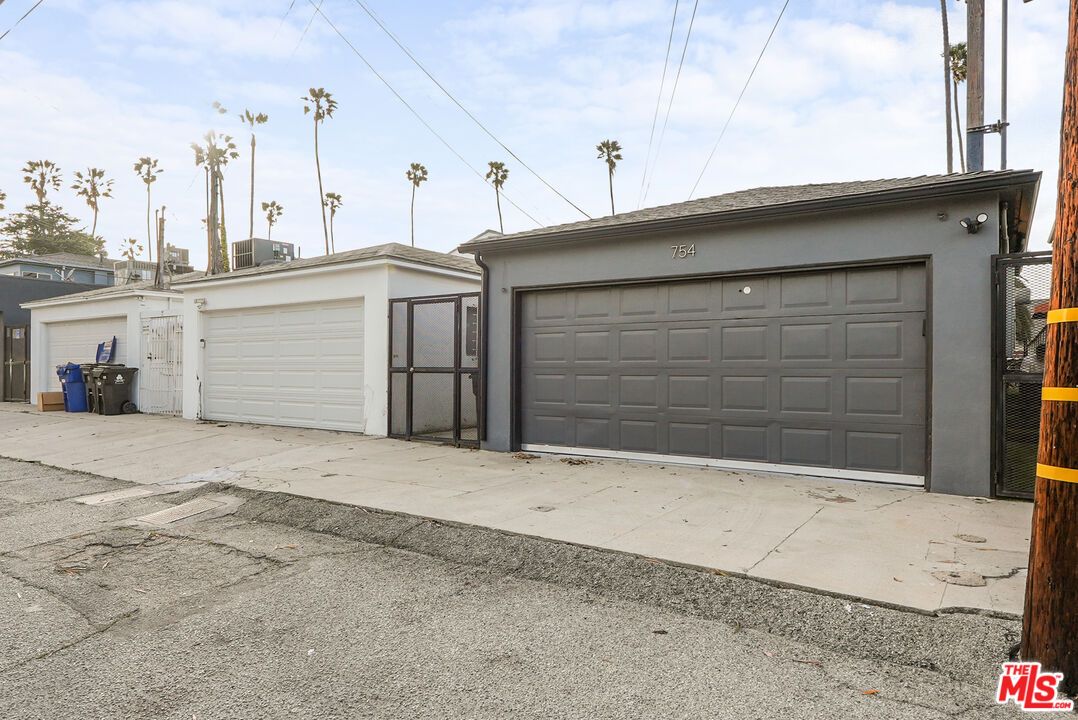 Detached Garage, Exterior