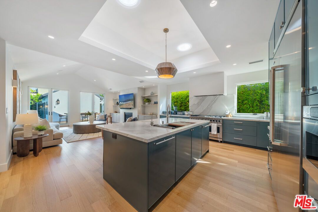 Interior, Kitchen, Living room, Pendant Lights, Recessed Lighting, Stainless Steel Appliances, Wood Texture Flooring