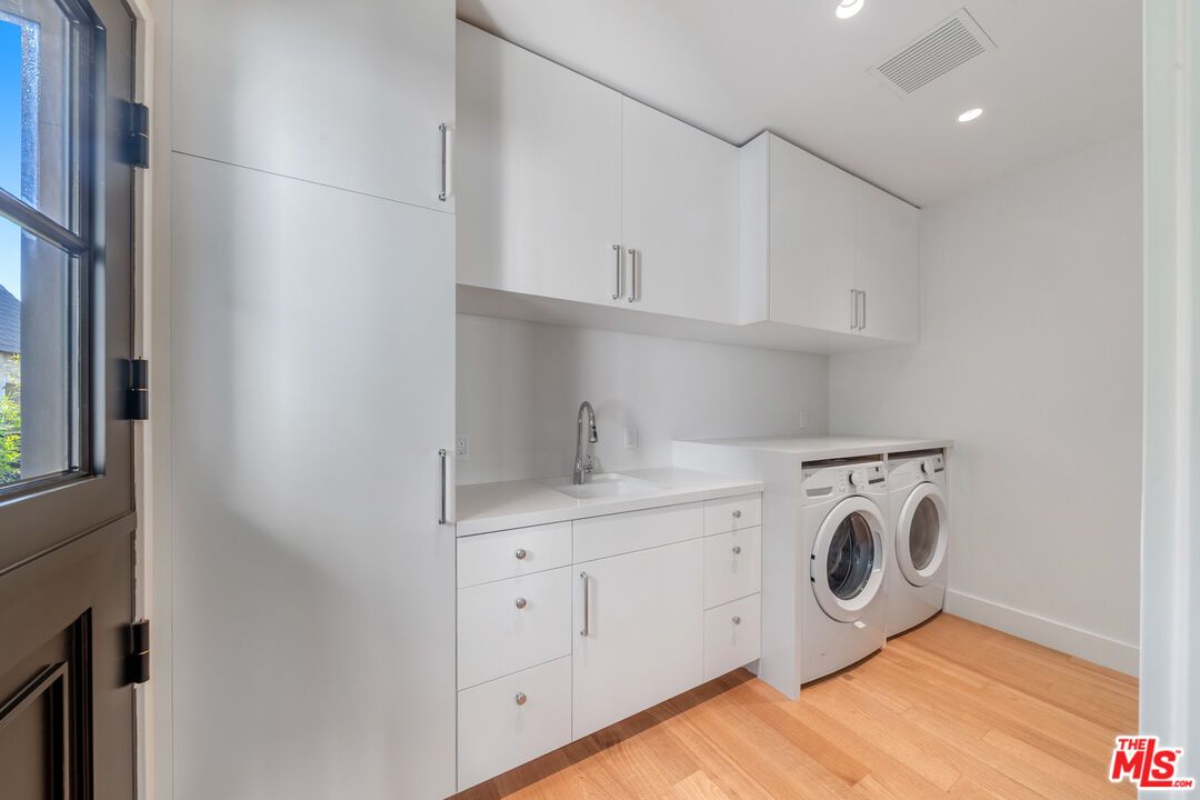 Interior, Recessed Lighting, Washer, Wood Texture Flooring