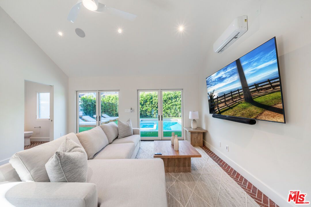 Interior, Living room, Recessed Lighting, Water