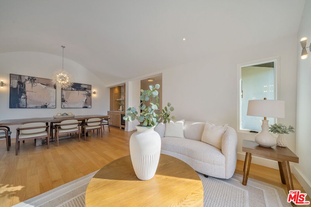 Chandelier, Dining room, Interior, Recessed Lighting, Wood Texture Flooring