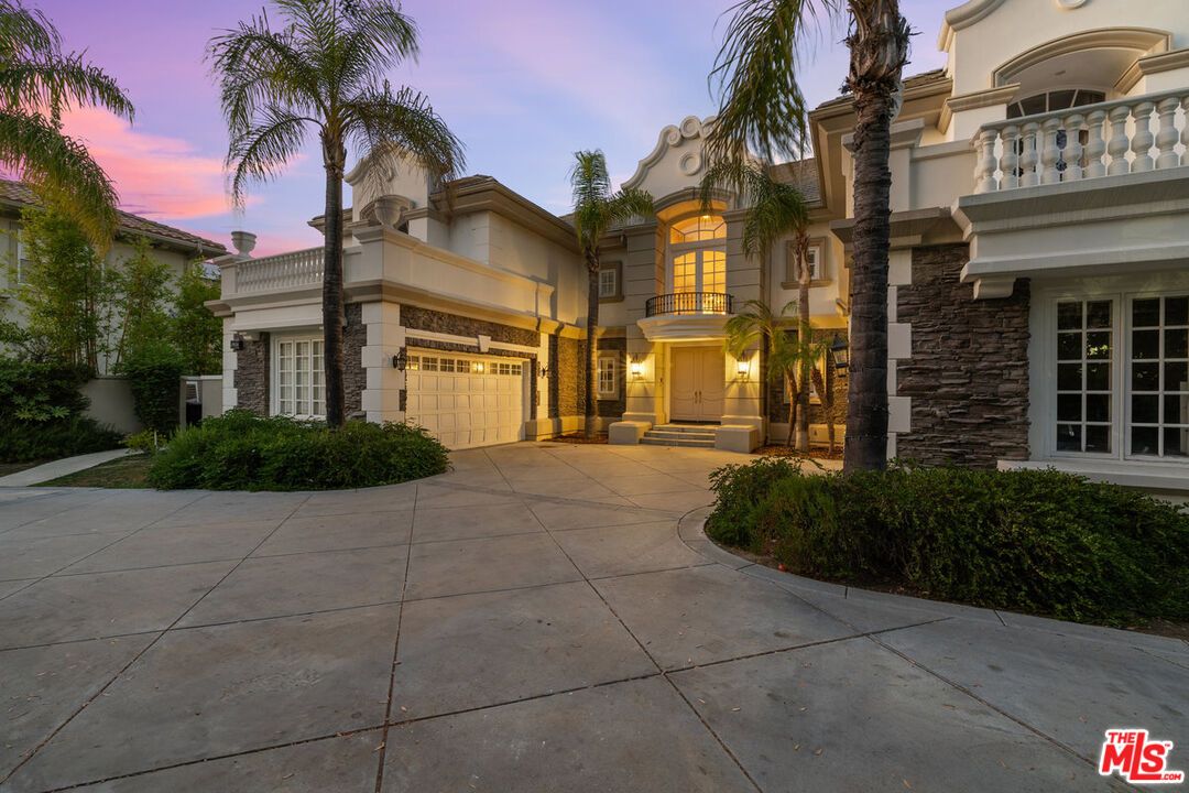 Attached, Exterior, Facade, Mediterranean