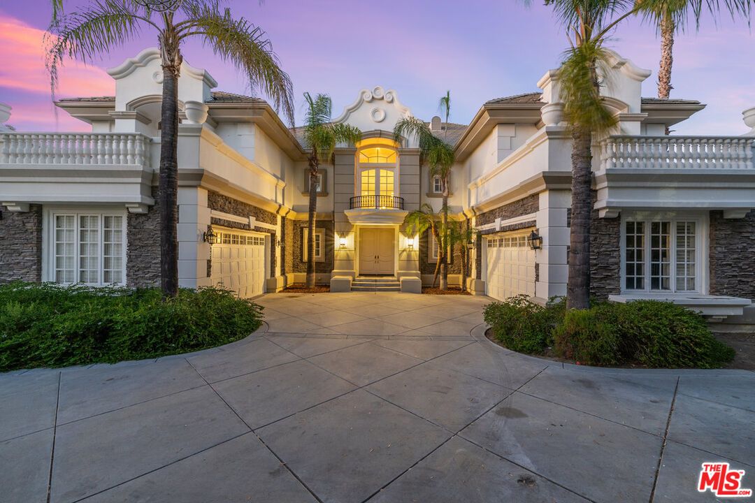 Attached, Exterior, Facade, Mediterranean