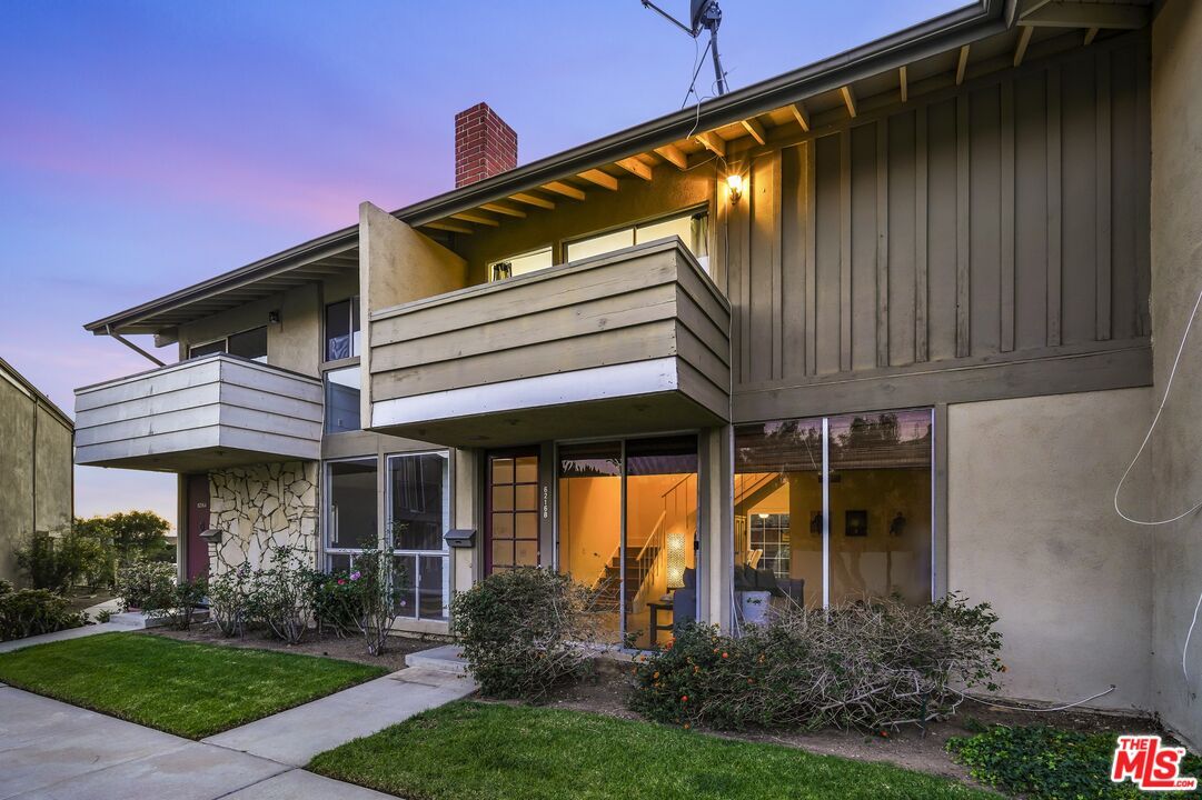 Exterior, Facade, Modern