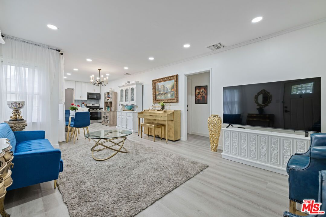Chandelier, Dining room, Interior, Kitchen, Living room, Piano, Recessed Lighting, Wood Texture Flooring