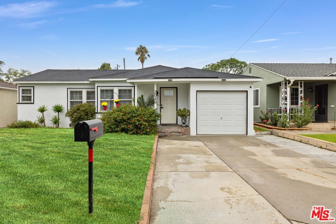 Attached, Exterior, Facade, Ranch