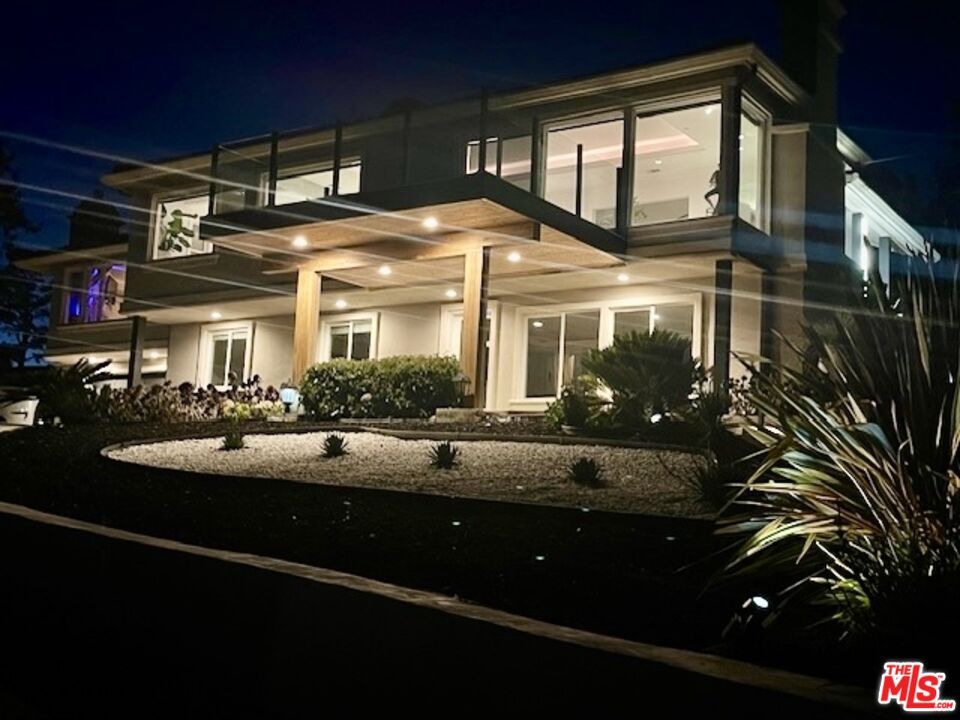 Exterior, Facade, Modern