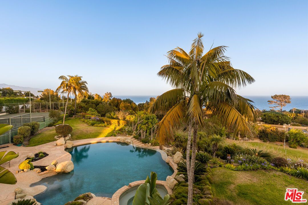 Exterior, Pool, Water