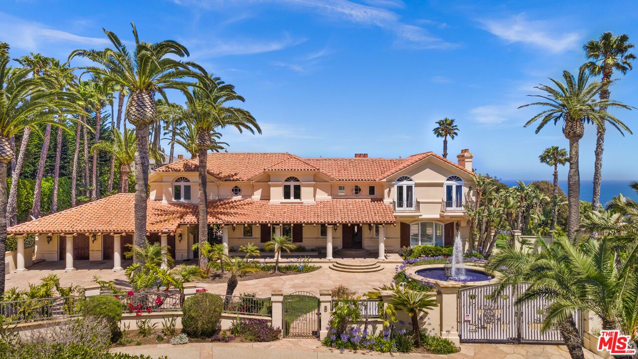 Exterior, Facade, Pool, Water, Mediterranean