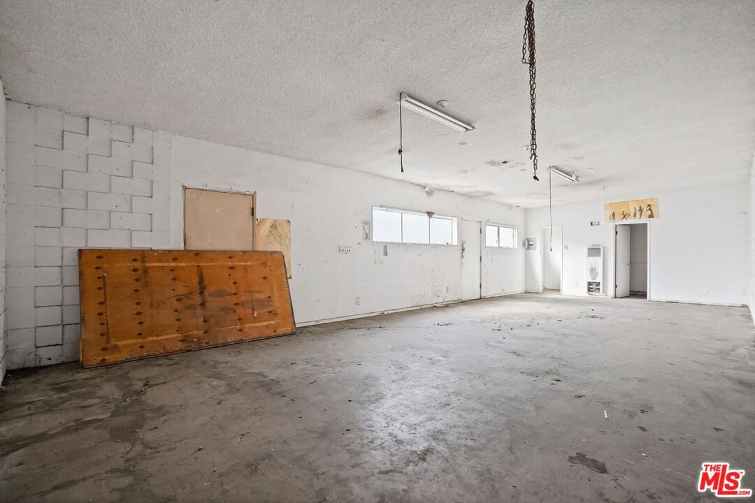 Empty room, Interior, Pendant Lights