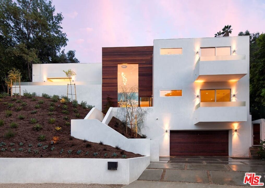 Attached, Exterior, Facade, Modern