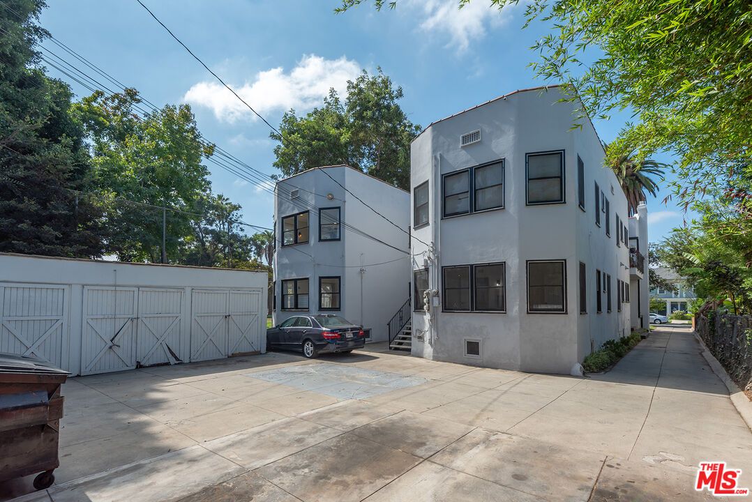 Exterior, Facade, Modern