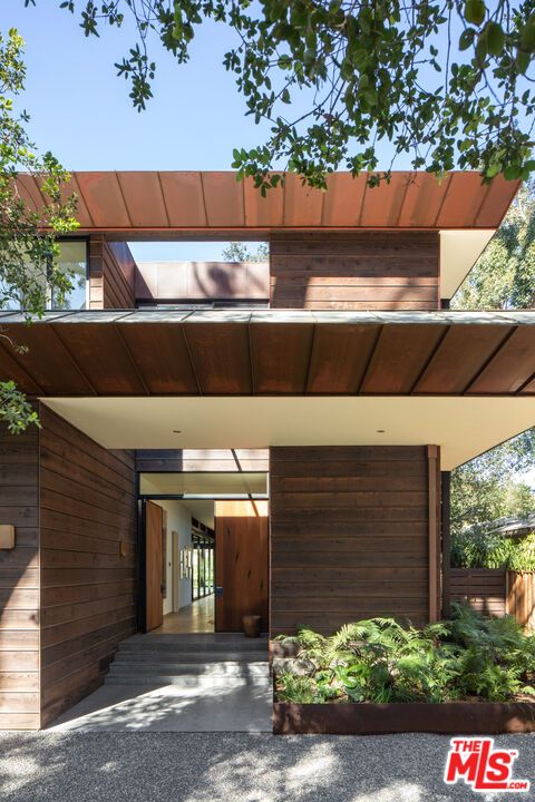 Attached, Exterior, Facade, None