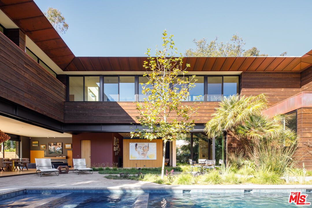 Exterior, Facade, Pool, Modern