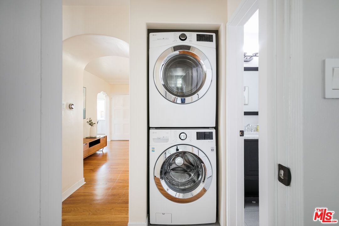 Interior, Utility Closets, Washer, Wood Texture Flooring