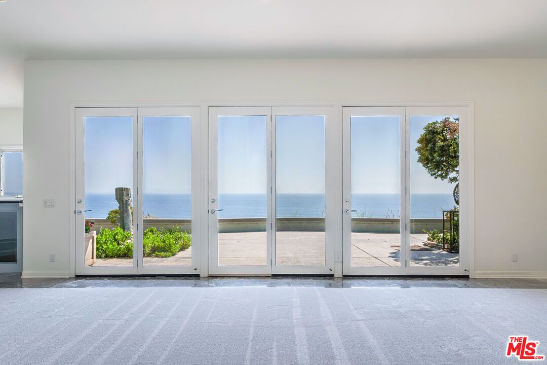 Empty room, Interior, Water