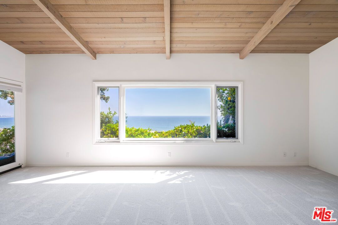 Empty room, Interior, Water, Wooden Beams, Wooden Ceilings