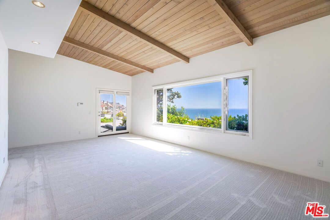 Empty room, Interior, Recessed Lighting, Water, Wooden Beams, Wooden Ceilings
