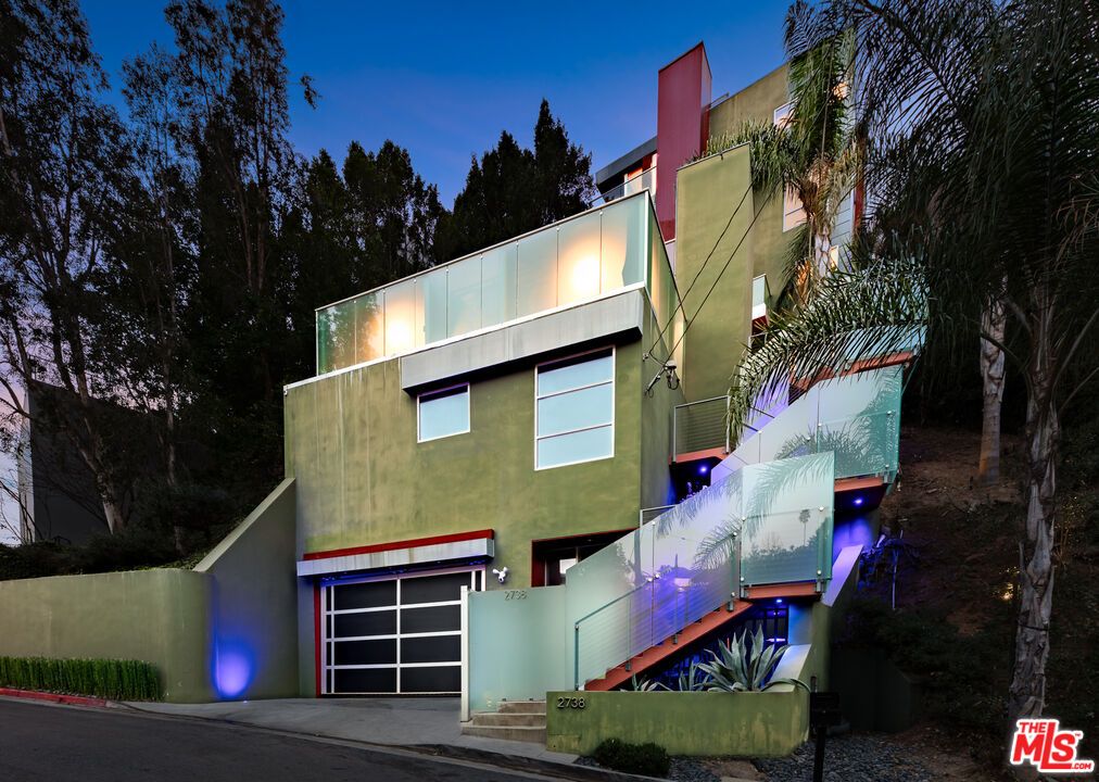 Attached, Exterior, Facade, Modern