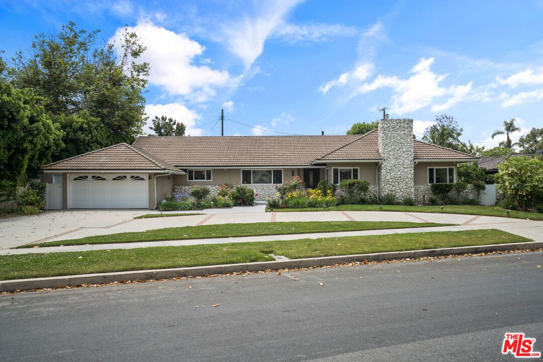 Attached, Exterior, Facade, Ranch