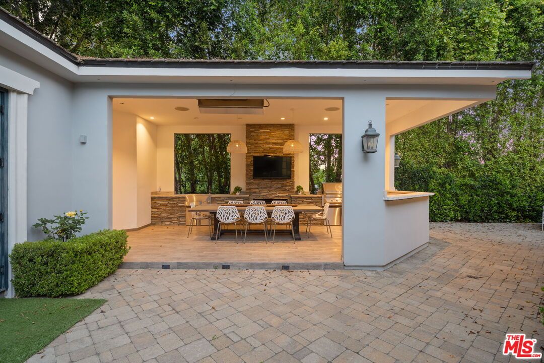 Exterior, Outdoor Kitchen