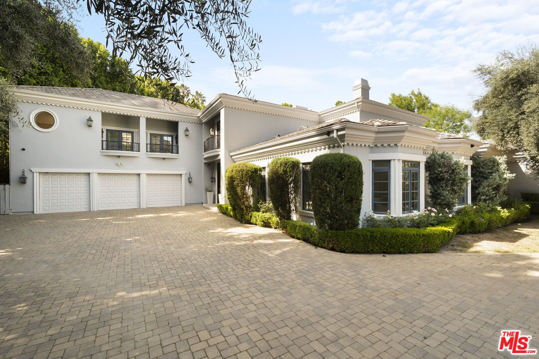 Attached, Exterior, Facade, Mediterranean