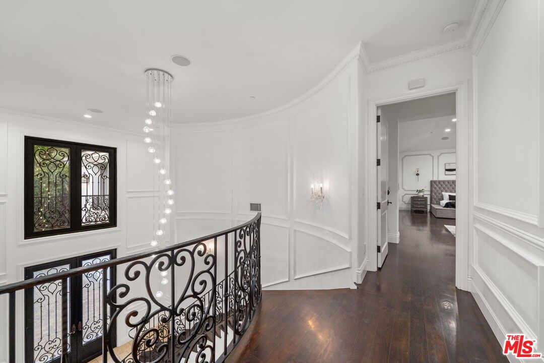Interior, Pendant Lights, Recessed Lighting, Wood Texture Flooring