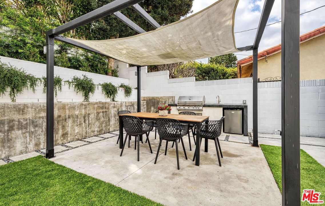 Exterior, Outdoor Kitchen