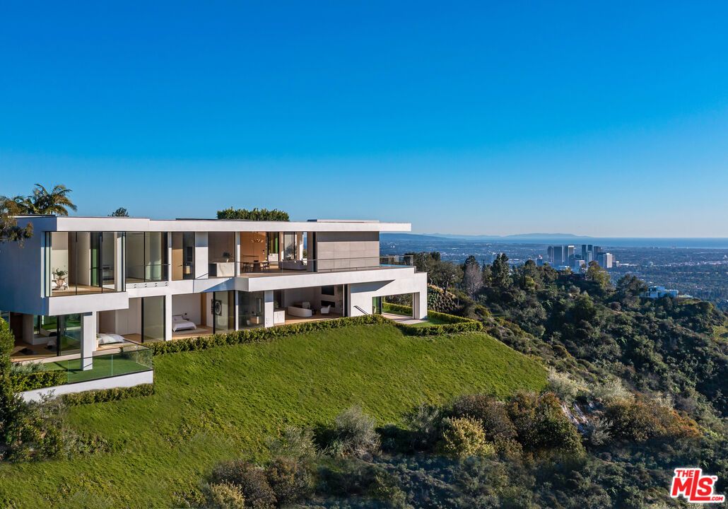 Backyard, Exterior, Facade, Modern