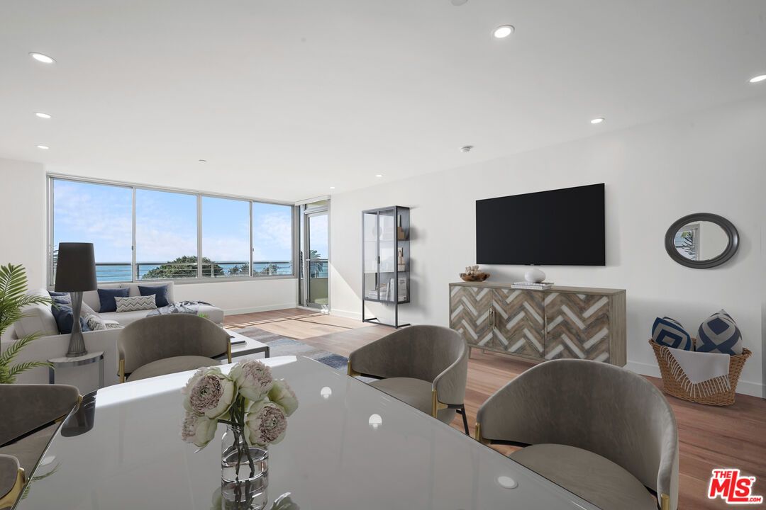 Interior, Living room, Recessed Lighting, Water, Wood Texture Flooring