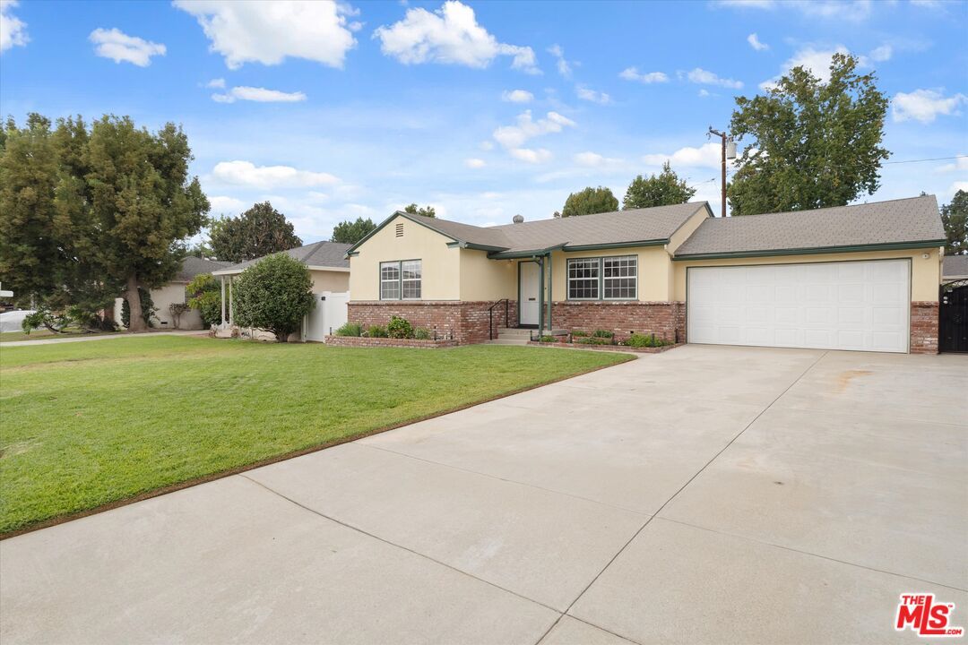 Attached, Backyard, Exterior, Facade, Brick Facade, Ranch