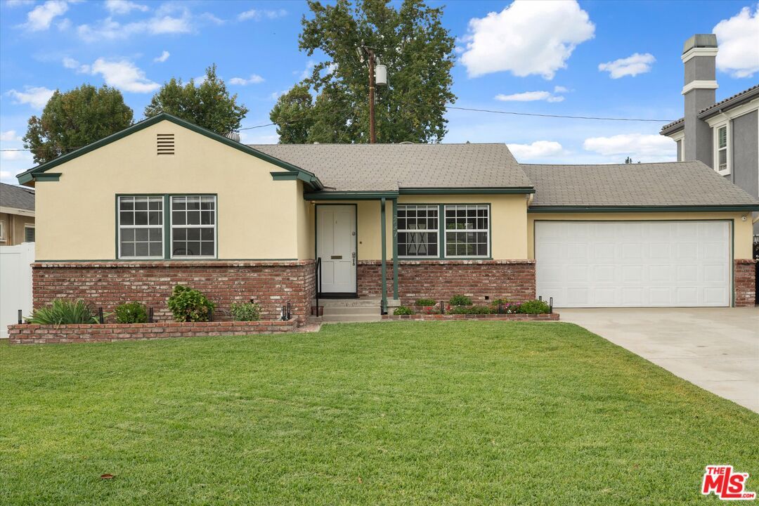 Attached, Backyard, Exterior, Facade, Brick Facade, Ranch