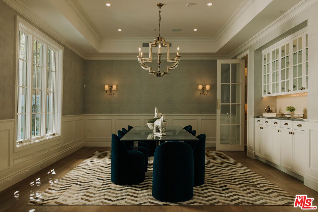 Chandelier, Dining room, Interior, Recessed Lighting, Wood Texture Flooring