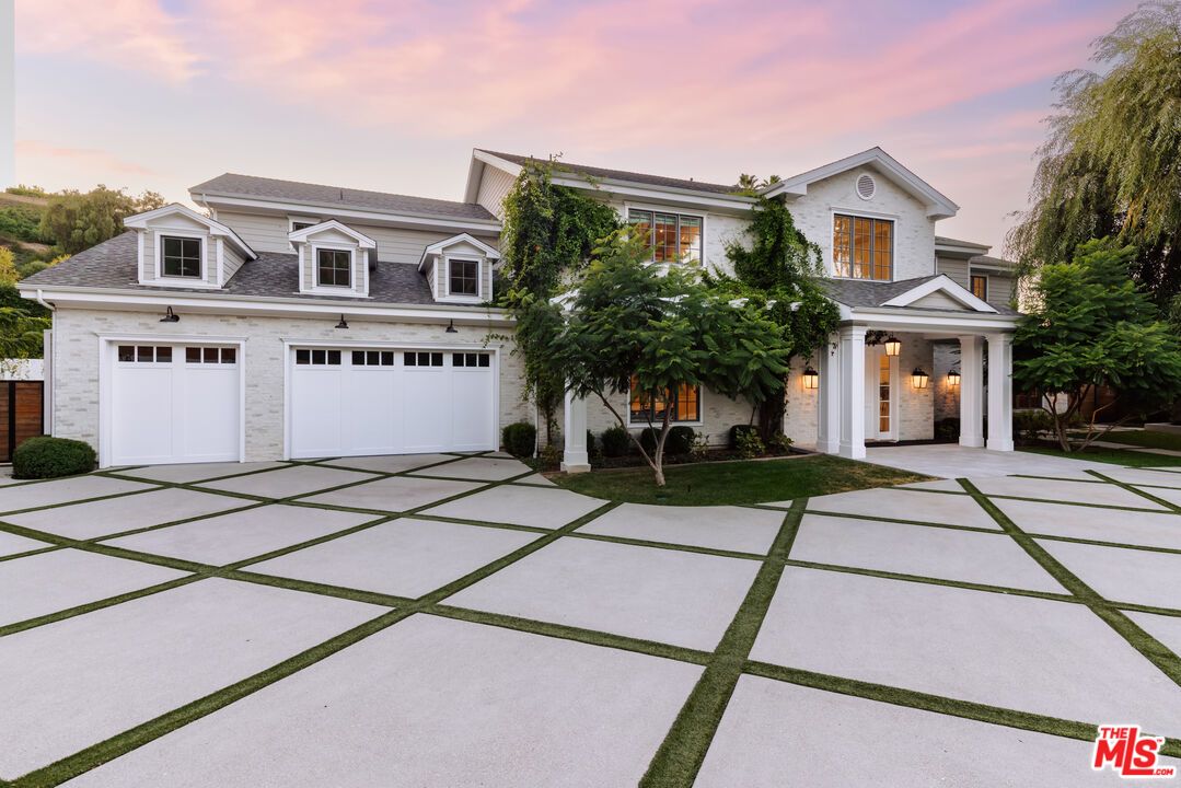 Attached, Exterior, Facade, Farmhouse