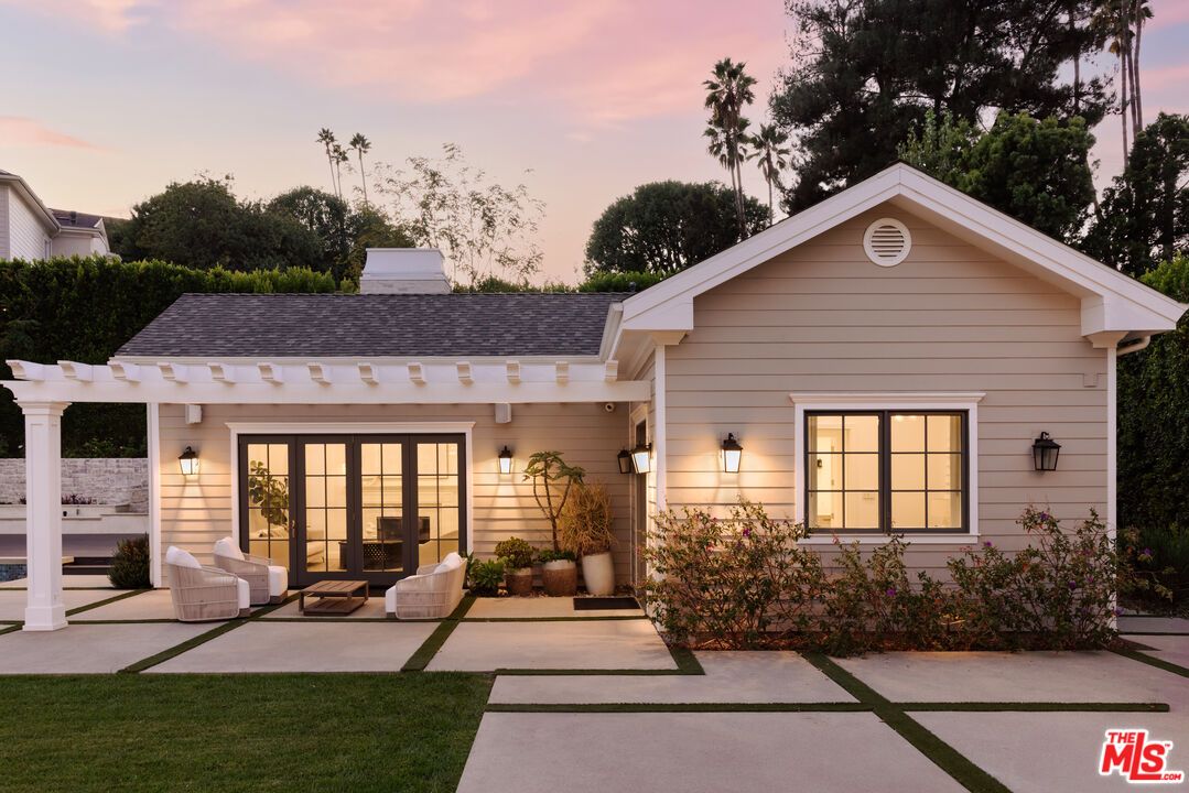 Exterior, Facade, Ranch