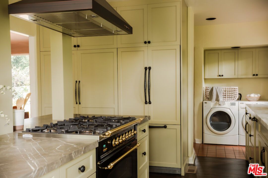 Interior, Kitchen, Washer, Wood Texture Flooring
