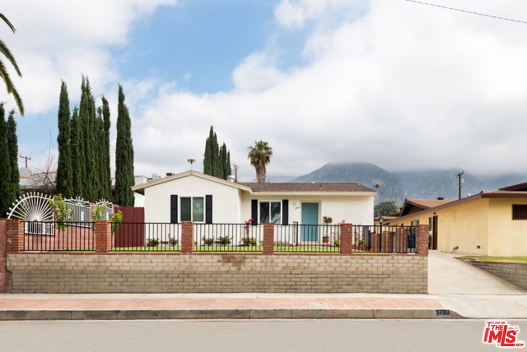 Exterior, Facade, Ranch