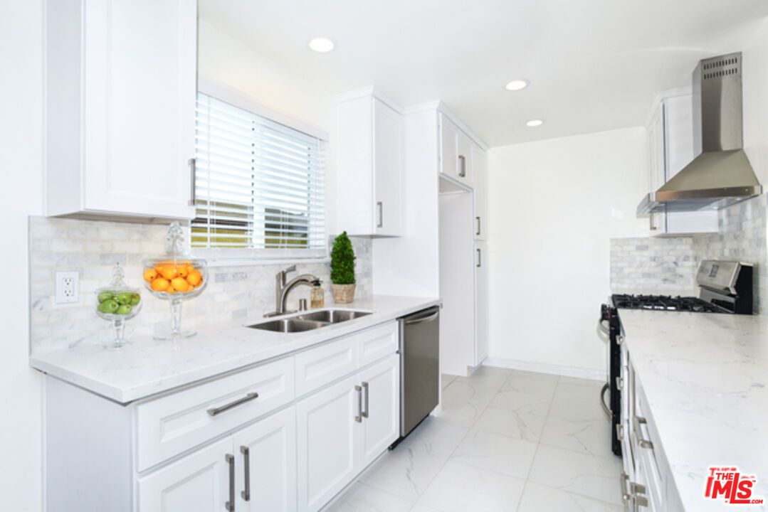 Interior, Kitchen, Marble, Recessed Lighting, Stainless Steel Appliances