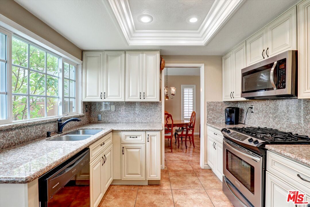 Dining room, Interior, Kitchen, Recessed Lighting, Stainless Steel Appliances